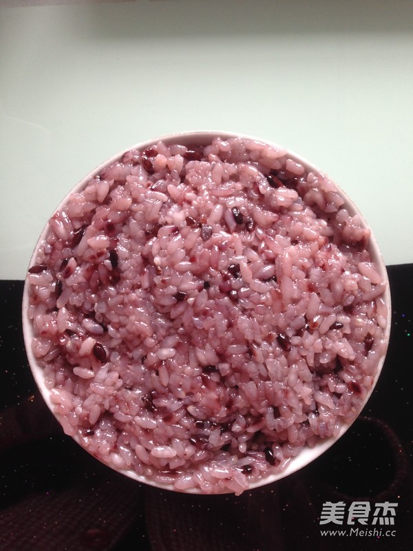 双色<a href=/shicai/mimian/NuoMi/index.html target=_blank><u>糯米</u></a>八宝饭的做法