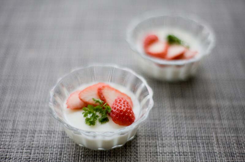 <a href=/shicai/mimian/NiuNai/index.html target=_blank><u>牛奶</u></a>布丁的做法1