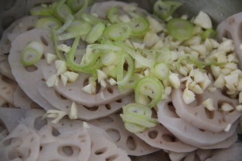 凉拌<a href=/shicai/shucai/Ou/index.html target=_blank><u>藕</u></a>片步骤3