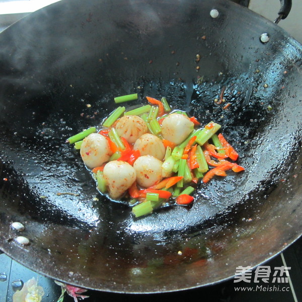 <a href=/shicai/shucai/QinCai/index.html target=_blank><u>芹菜</u></a><a href=/shicai/mimian/NuoMi/index.html target=_blank><u>糯米</u></a>包的做法