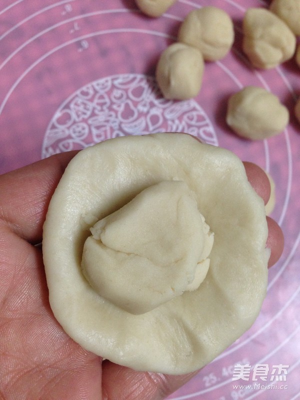 自制<a href=/shicai/mimian/LvDou/index.html target=_blank><u>绿豆</u></a>饼的做法