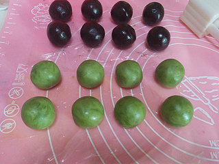 抹茶豆沙<a href=/shicai/guopin/Tao/index.html target=_blank><u>桃</u></a>山月饼