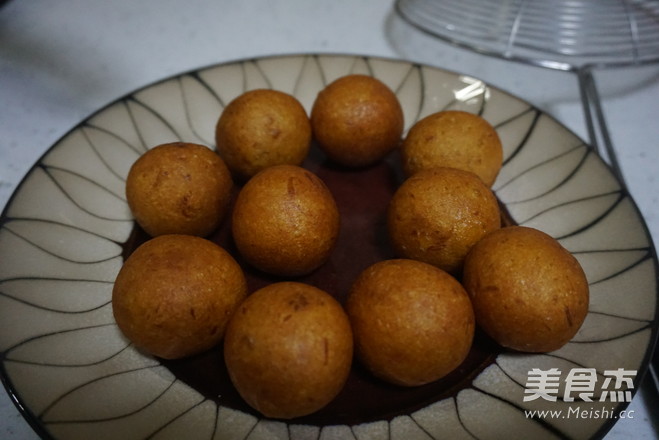 吃不够的椰香<a href=/shicai/shucai/HongShu/index.html target=_blank><u>红薯</u></a>球的做法