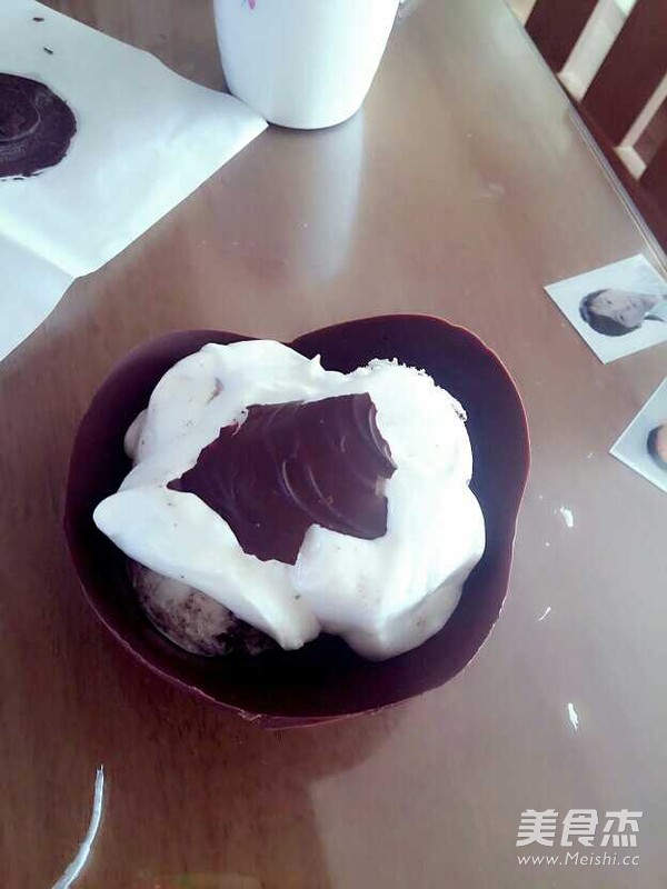 <a href=/shicai/mimian/QiaoKeLi/index.html target=_blank><u>巧克力</u></a>碗冰淇淋的做法