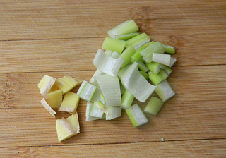 <a href=/shicai/shucai/BoCai/index.html target=_blank><u>菠菜</u></a>梗炒<a href=/shicai/rouqin/JiDan/index.html target=_blank><u>鸡蛋</u></a>