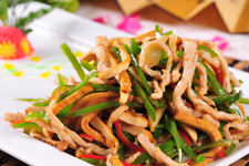 <a href=/shicai/shucai/QingJiao/index.html target=_blank><u>青椒</u></a>炒肉的做法