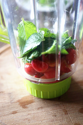 樱<a href=/shicai/guopin/Tao/index.html target=_blank><u>桃</u></a>鸡尾酒