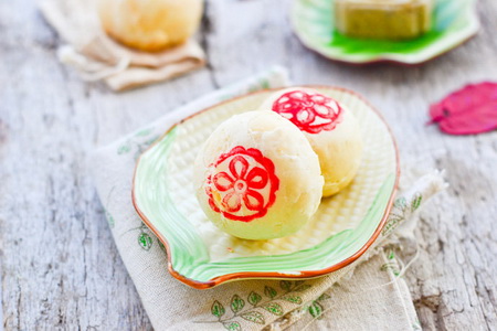 (图)翻毛<a href=/shicai/mimian/LvDou/index.html target=_blank><u>绿豆</u></a>月饼