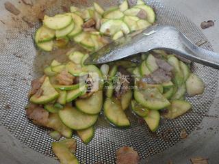 <a href=/shicai/shucai/XiHuLu/index.html target=_blank><u>西葫芦</u></a>炒肉