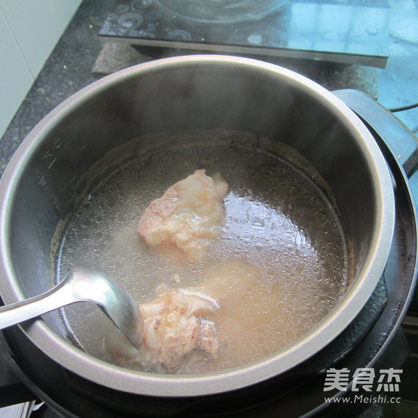 拆骨<a href=/shicai/shuichanpin/HaiDai/index.html target=_blank><u>海带</u></a>汤的做法