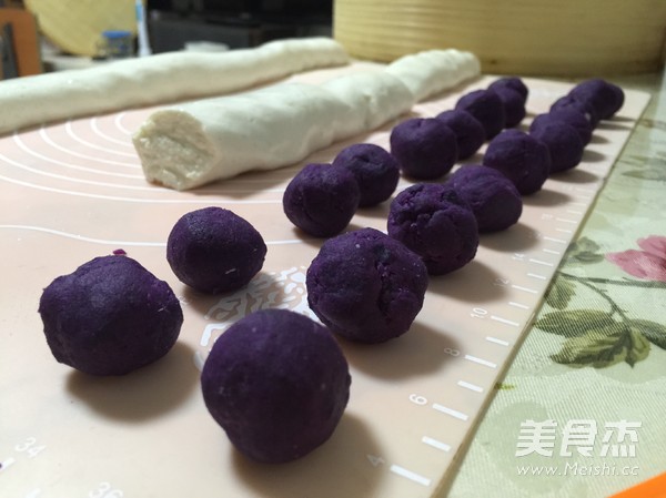 <a href=/shicai/guopin/ZhiMa/index.html target=_blank><u>芝麻</u></a><a href=/shicai/shucai/ZiShu/index.html target=_blank><u>紫薯</u></a>饼的做法