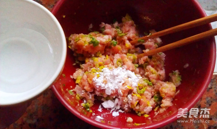 肉丸<a href=/shicai/shucai/LuoBo/index.html target=_blank><u>萝卜</u></a>清汤的做法