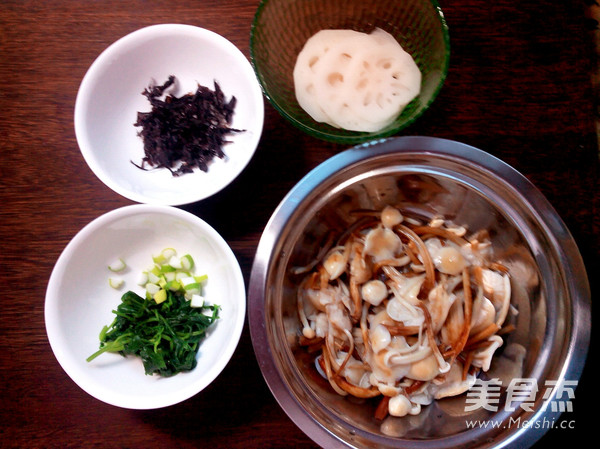 金针莲<a href=/shicai/shucai/Ou/index.html target=_blank><u>藕</u></a>汤的做法