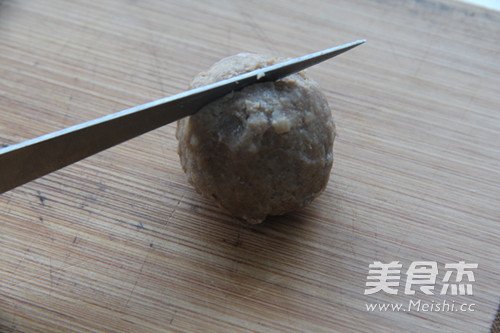 香烤彩椒<a href=/shicai/rouqin/NiuRou/index.html target=_blank><u>牛肉</u></a>丸的做法