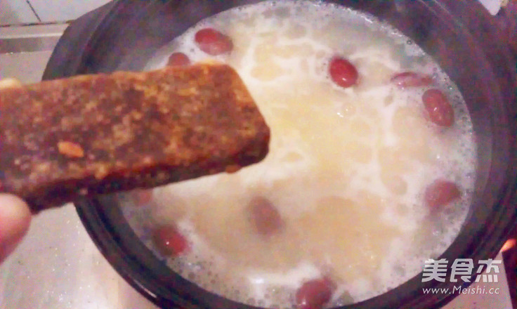 <a href=/shicai/guopin/LianZi/index.html target=_blank><u>莲子</u></a>酒酿糖水的做法