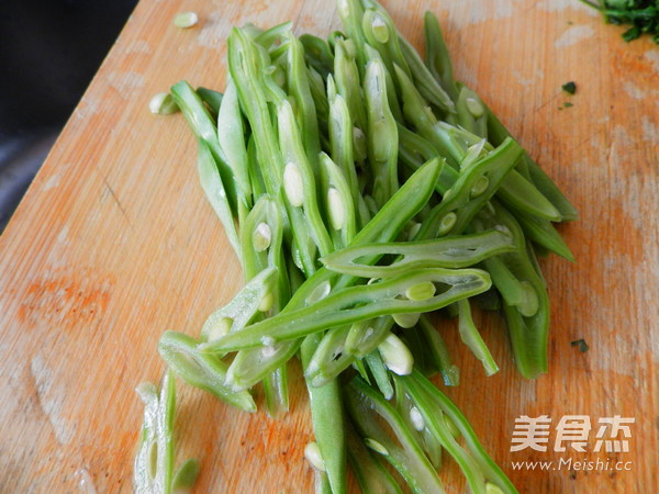 <a href=/shicai/mimian/YunDou/index.html target=_blank><u>芸豆</u></a>蛋炒饭的做法