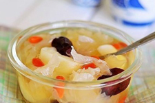 白<a href=/shicai/shucai/MuEr/index.html target=_blank><u>木耳</u></a>红<a href=/shicai/guopin/Zao/index.html target=_blank><u>枣</u></a>汤的做法