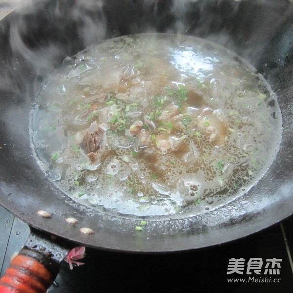 <a href=/shicai/rouqin/PaiGu/index.html target=_blank><u>排骨</u></a><a href=/shicai/mimian/FenPi/index.html target=_blank><u>粉皮</u></a>汤的做法