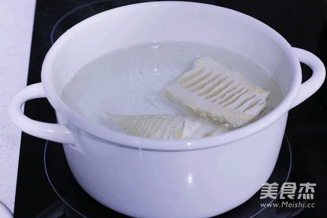 <a href=/shicai/shucai/ChunSun/index.html target=_blank><u>春笋</u></a>腊鸭汤的做法