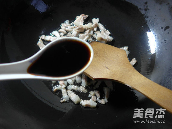 <a href=/shicai/rouqin/WuHuaRou/index.html target=_blank><u>五花肉</u></a><a href=/shicai/guopin/HuaSheng/index.html target=_blank><u>花生</u></a>米炒<a href=/shicai/shucai/QinCai/index.html target=_blank><u>芹菜</u></a>的做法