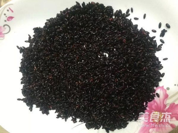 蒸<a href=/shicai/mimian/HeiMi/index.html target=_blank><u>黑米</u></a>丸子的做法