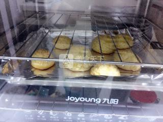 <a href=/shicai/guopin/BoLuo/index.html target=_blank><u>菠萝</u></a>酥皮泡芙