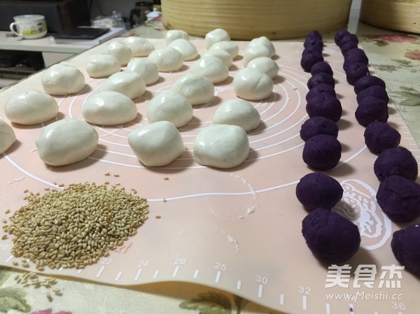 <a href=/shicai/guopin/ZhiMa/index.html target=_blank><u>芝麻</u></a><a href=/shicai/shucai/ZiShu/index.html target=_blank><u>紫薯</u></a>饼的做法