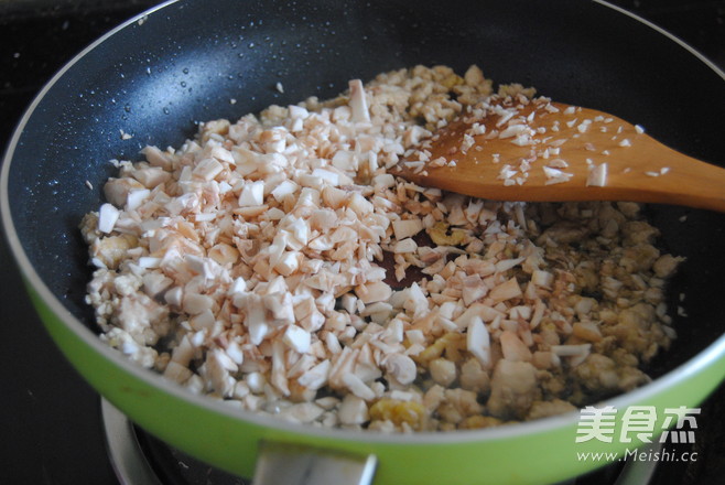 #恒大兴安<a href=/shicai/shucai/MoGu/index.html target=_blank><u>蘑菇</u></a>鸡饭团#的做法