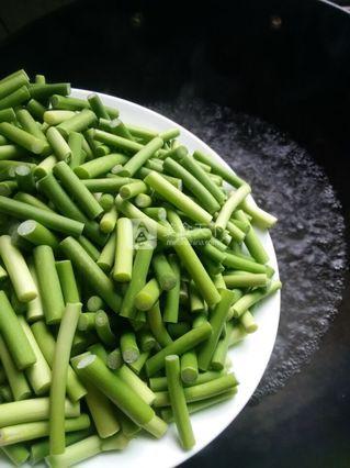 <a href=/shicai/rouqin/JiDan/index.html target=_blank><u>鸡蛋</u></a>炒熟蒜苔