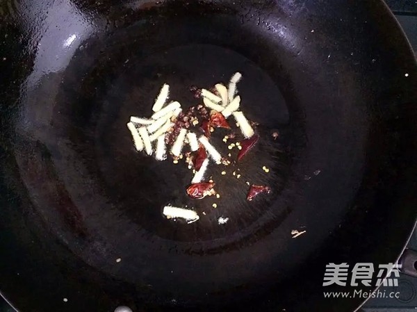 <a href=/shicai/rouqin/XiangChang/index.html target=_blank><u>香肠</u></a>烧<a href=/shicai/shucai/CaiHua/index.html target=_blank><u>菜花</u></a>的做法