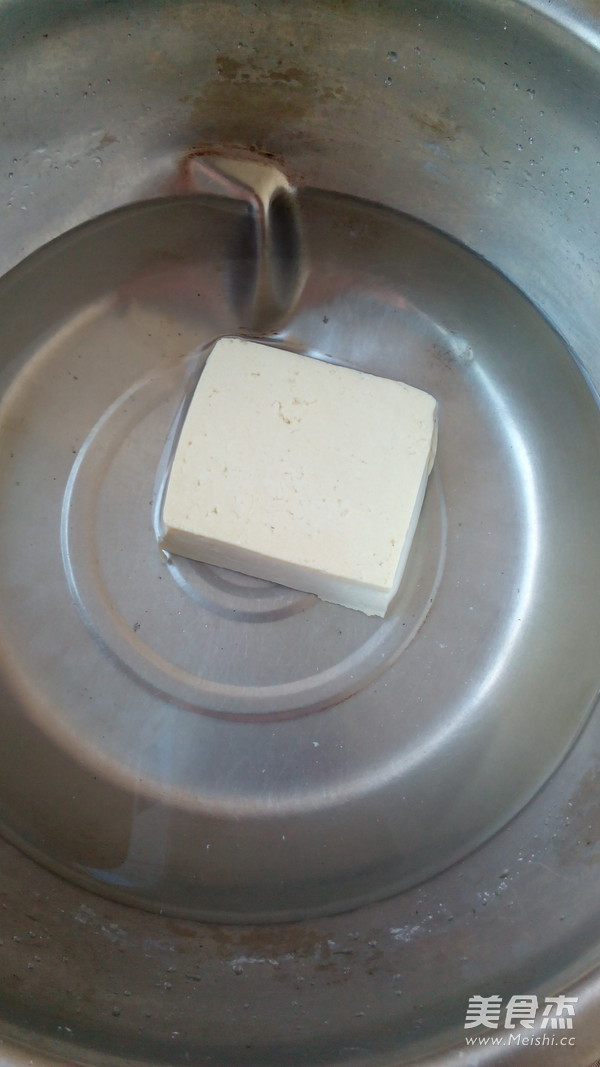 <a href=/shicai/rouqin/NiuRou/index.html target=_blank><u>牛肉</u></a>汤面的做法