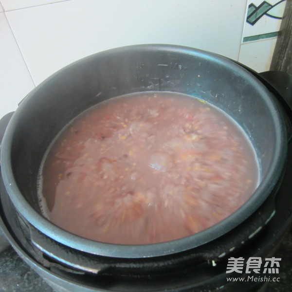 <a href=/shicai/guopin/PuTao/index.html target=_blank><u>葡萄</u></a>五谷粥的做法