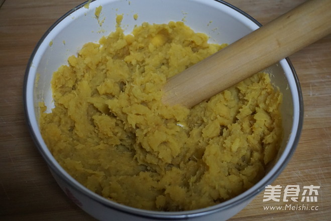 吃不够的椰香<a href=/shicai/shucai/HongShu/index.html target=_blank><u>红薯</u></a>球的做法