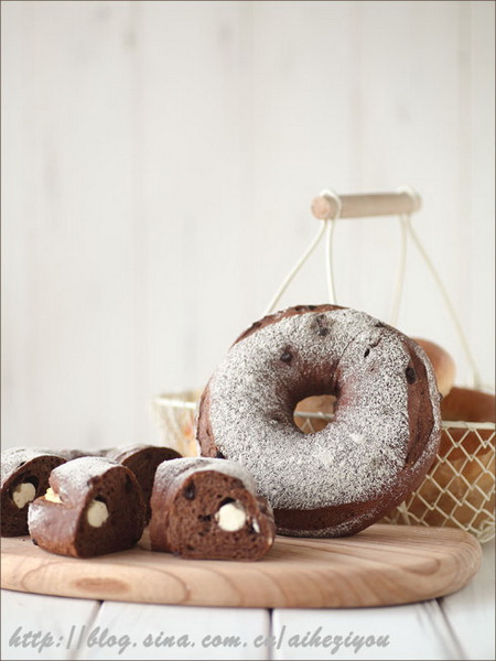 <a href=/shicai/mimian/QiaoKeLi/index.html target=_blank><u>巧克力</u></a><a href=/shicai/mimian/NaiLao/index.html target=_blank><u>奶酪</u></a>包的做法