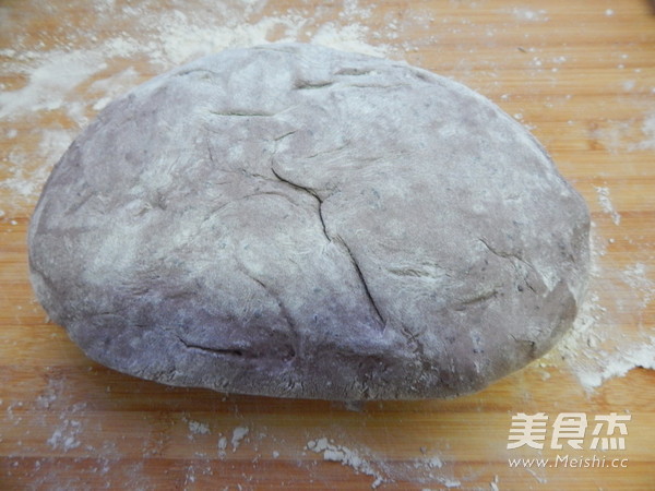 <a href=/shicai/mimian/HeiMi/index.html target=_blank><u>黑米</u></a>酒酿饼的做法