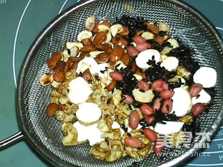 抗感染营养<a href=/shicai/mimian/HeiMi/index.html target=_blank><u>黑米</u></a>糊的做法