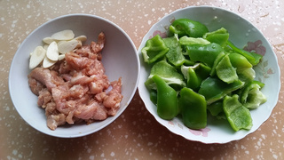 <a href=/shicai/shucai/QingJiao/index.html target=_blank><u>青椒</u></a>炒肉片