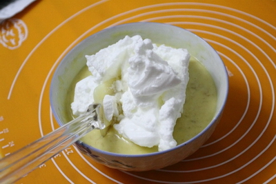 <a href=/shicai/guopin/XianJiao/index.html target=_blank><u>香蕉</u></a><a href=zt/qifengdg target=_blank><u>戚风蛋糕</u></a>步骤8