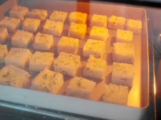 蒜香<a href=/shicai/mimian/HuangYou/index.html target=_blank><u>黄油</u></a><a href=/shicai/mimian/TuSi/index.html target=_blank><u>吐司</u></a>砖