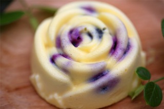 <a href=/shicai/guopin/LanMei/index.html target=_blank><u>蓝莓</u></a>轻乳酪蛋糕