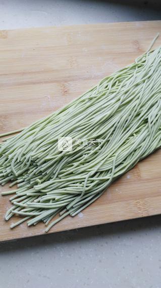 鲜蛤<a href=/shicai/shucai/BoCai/index.html target=_blank><u>菠菜</u></a>面