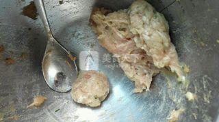 肉丸<a href=/shicai/shucai/SiGua/index.html target=_blank><u>丝瓜</u></a><a href=/shicai/shuichanpin/HaLi/index.html target=_blank><u>蛤蜊</u></a>汤
