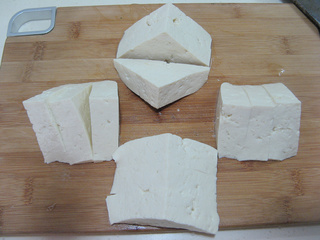 煎酿<a href=/shicai/mimian/DouFu/index.html target=_blank><u>豆腐</u></a>夹