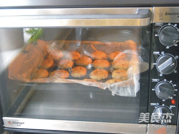 <a href=/shicai/shucai/MeiGuiHua/index.html target=_blank><u>玫瑰花</u></a><a href=/shicai/mimian/HuangYou/index.html target=_blank><u>黄油</u></a>饼干的做法