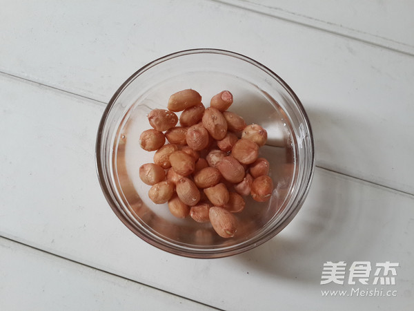 莲<a href=/shicai/shucai/Ou/index.html target=_blank><u>藕</u></a><a href=/shicai/guopin/HuaSheng/index.html target=_blank><u>花生</u></a><a href=/shicai/rouqin/JiGu/index.html target=_blank><u>脊骨</u></a>汤的做法