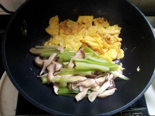 <a href=/shicai/shucai/XiQin/index.html target=_blank><u>西芹</u></a><a href=/shicai/shucai/PingGu/index.html target=_blank><u>平菇</u></a>炒蛋