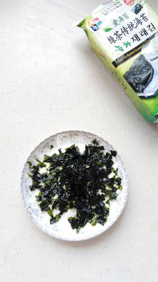 韩式<a href=/shicai/shucai/LaJiao/index.html target=_blank><u>辣椒</u></a><a href=/shicai/shuichanpin/HaiTai/index.html target=_blank><u>海苔</u></a>炒饭