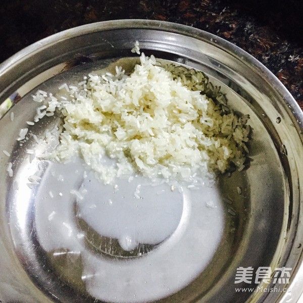 <a href=/shicai/shucai/JieCai/index.html target=_blank><u>芥菜</u></a>鱼片粥的做法