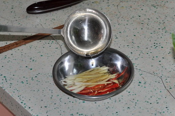 糖<a href=/shicai/diaoweipin/Cu/index.html target=_blank><u>醋</u></a>双丝凤尾步骤2