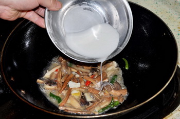 双椒炒菌王步骤11